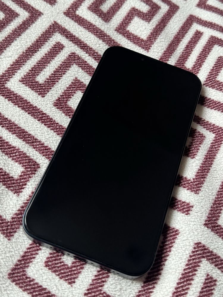 Продам Iphone 13