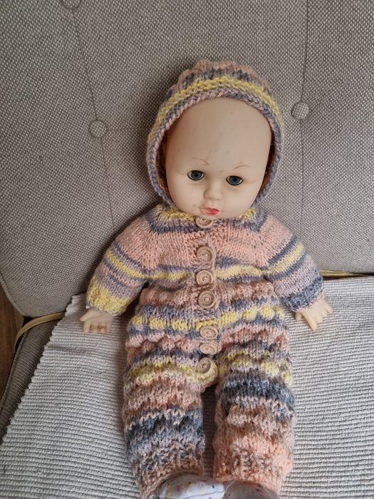 Păpușă bebe cu hăinuțe tricotate