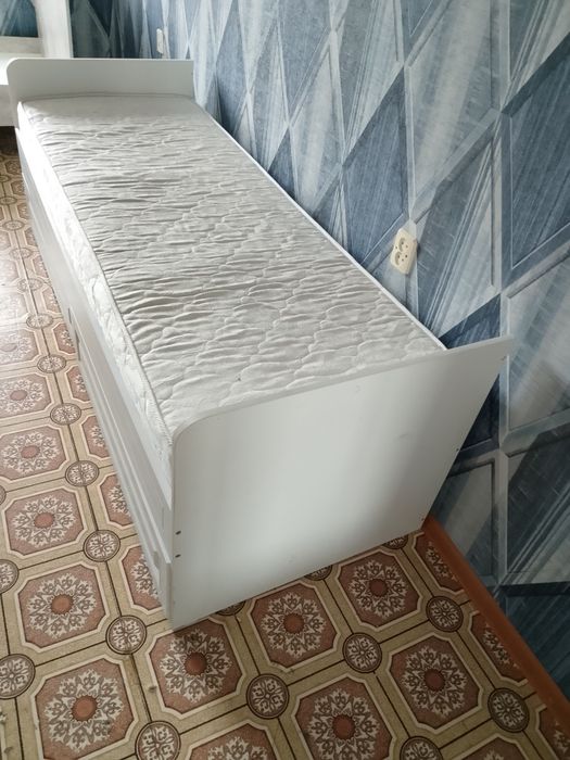 Кровать с матрасом