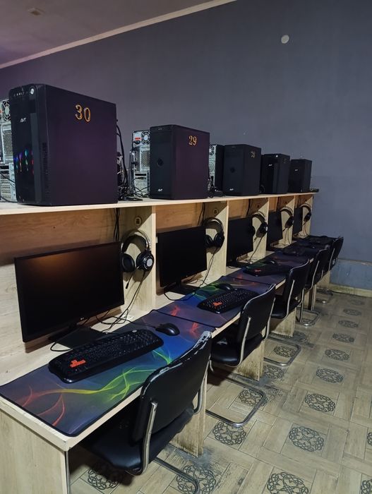 Kompyuterlar sotiladi 10 dona xolati yaxshi stol stullari bilan birga