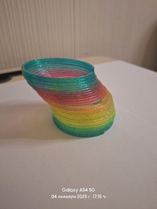 Забавна цветна пружина за игра или декорация