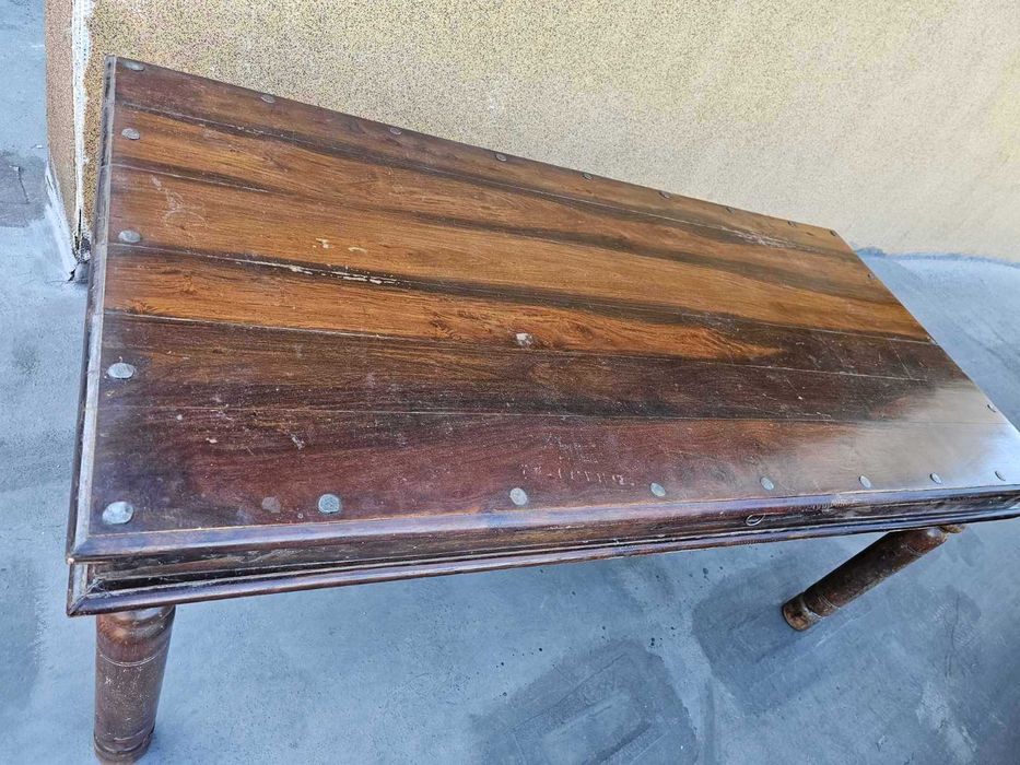 Масивен дъбов шкаф с дърворезба