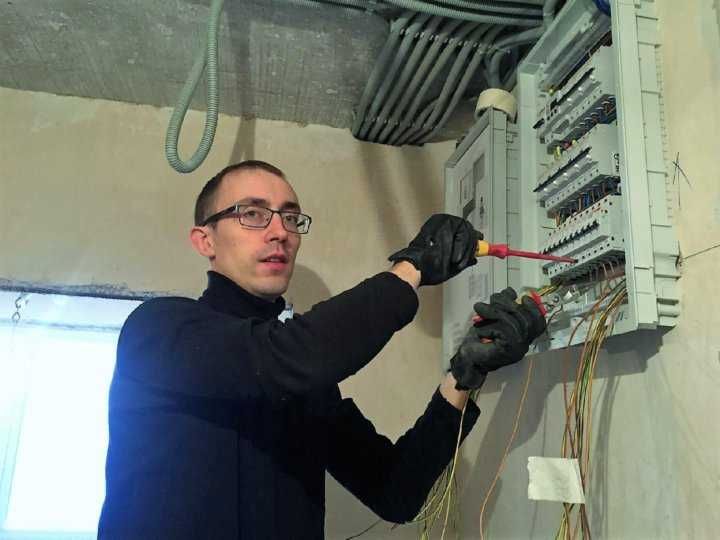 Услуги электрика. Замена розетки, подключение плиты, установка люстры