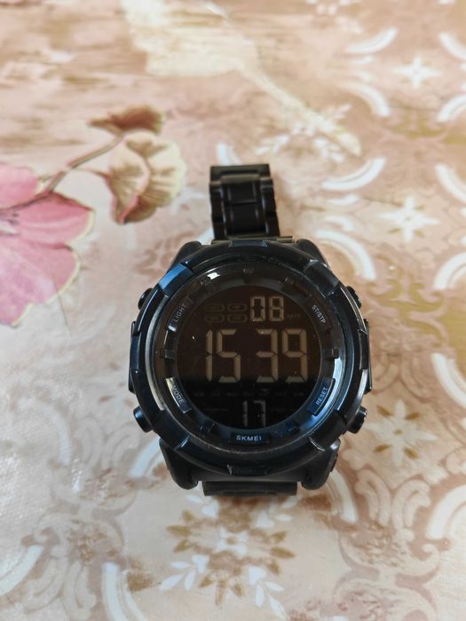 Продам мужские часы в хорошем состоянии водонепроницаемые.