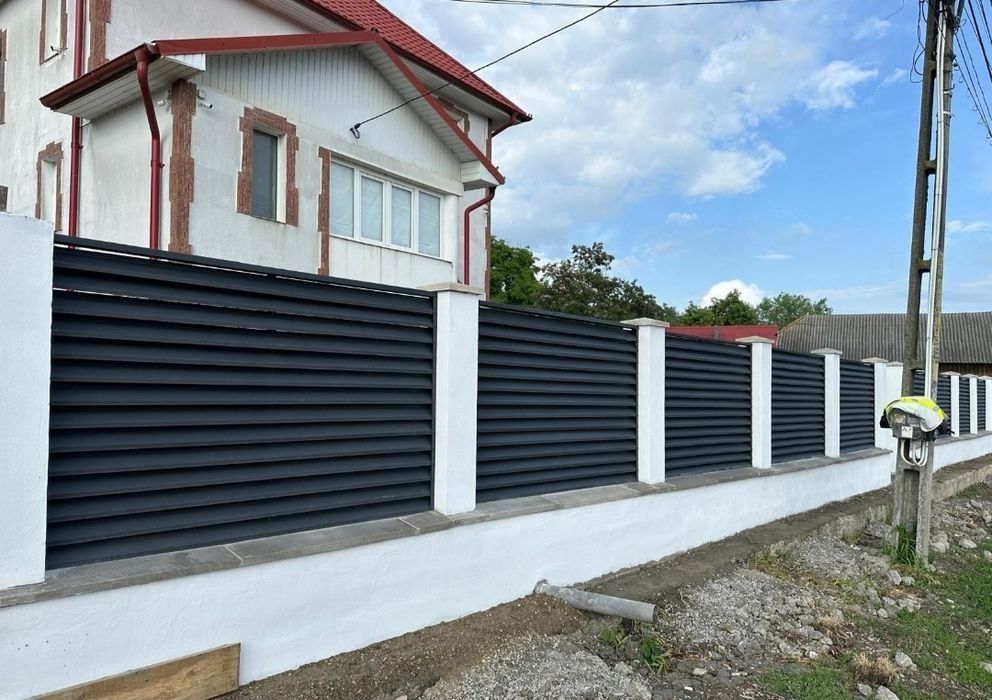 Construim garduri si porti din sipca metalica, panouri stil jaluzele,