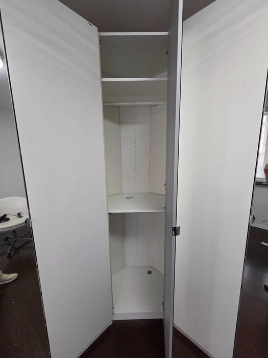 Гардероб ъглов с три корпуса и огледала