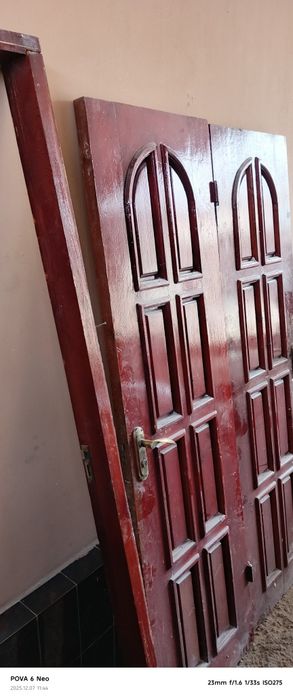 Дверь деревянная.