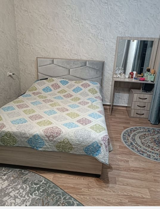 Продам  тахту и стол  с зеркалом