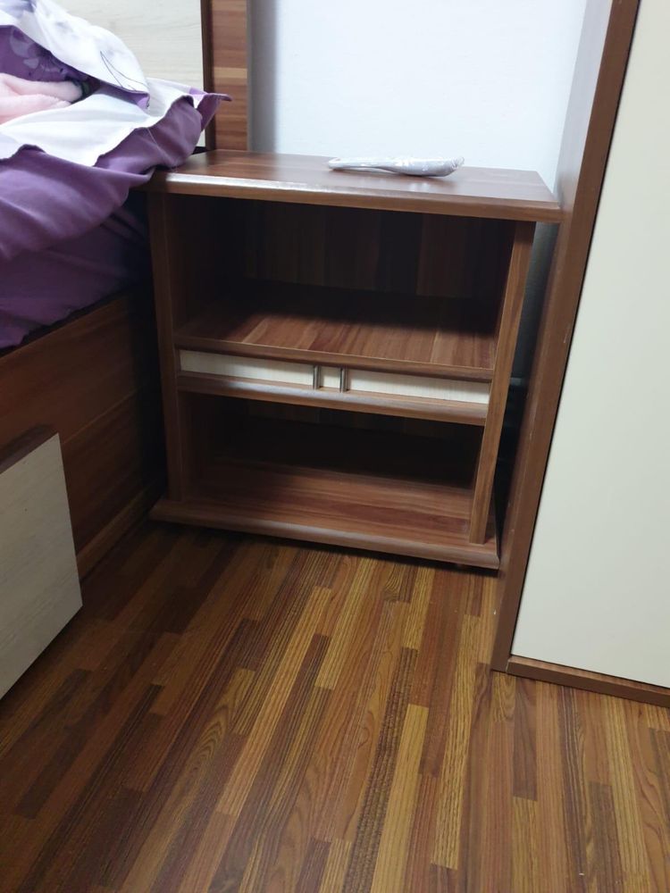 Dormitor,complet format din pat ,2 noptiere,2 dulapuri si o biblioteca