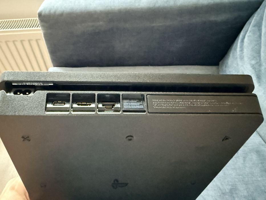 PlayStation 4 Slim + 2 controllere