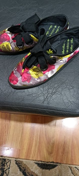 Vând adidasi adidas și ghete Nike