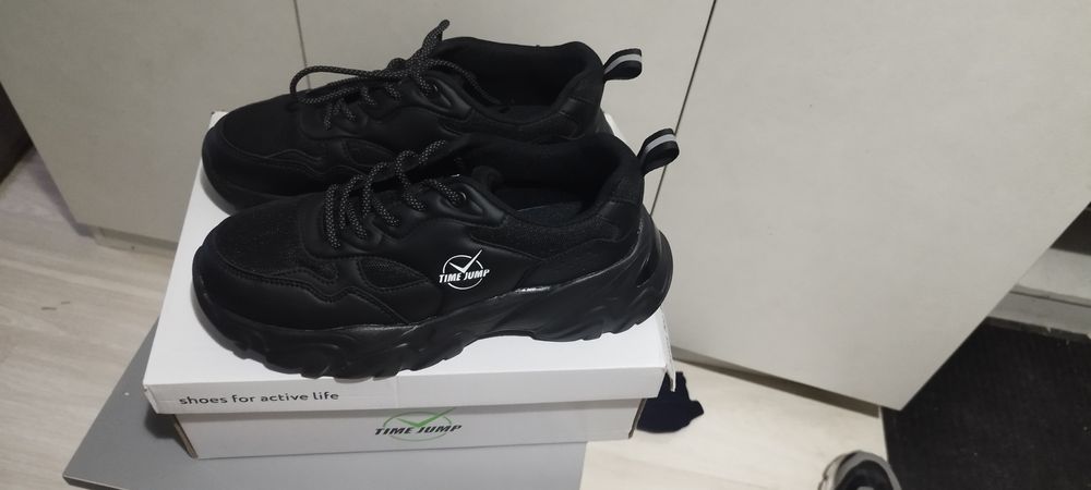 Срочно продам кроссовки