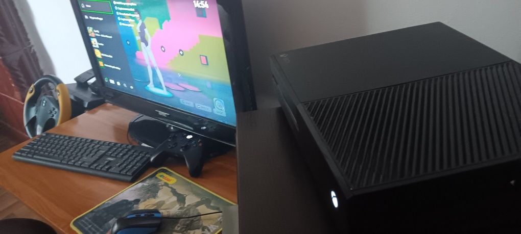 Xbox one de vânzare în stare perfectă cu un controler și 7 jocuri .