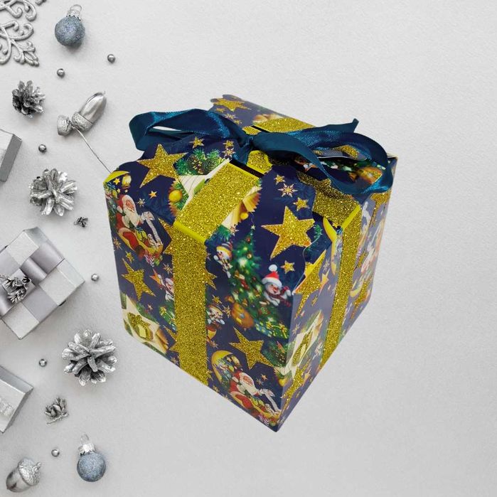 Yangi yil sovg'a qutisi Qizil rangli, archa va sovg'alar.