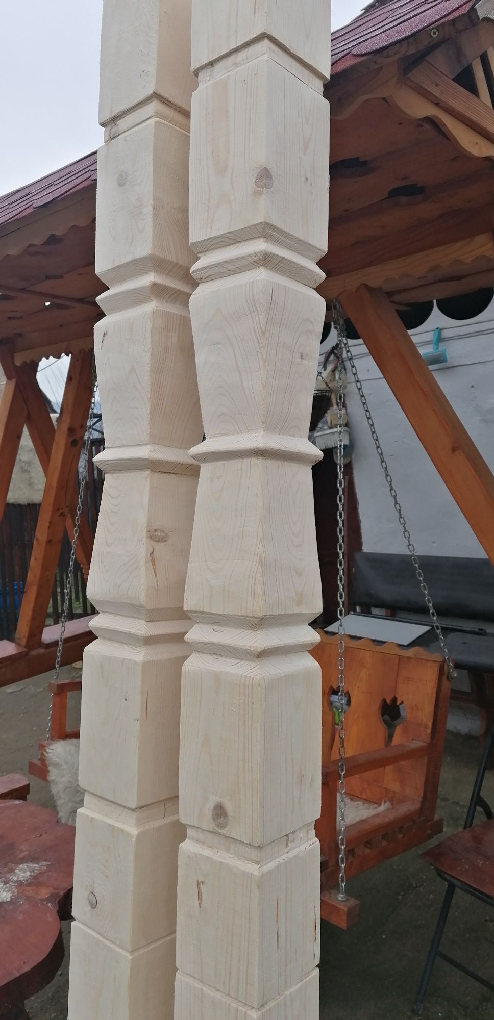 Stâlpi lemn sculptati