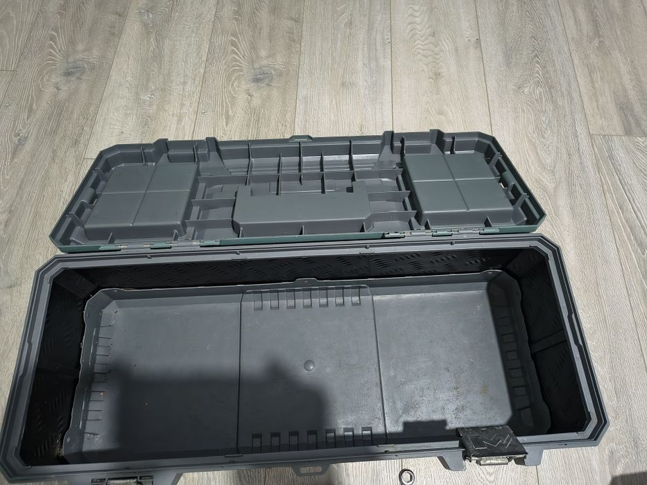 Cutie plus scule si unelte