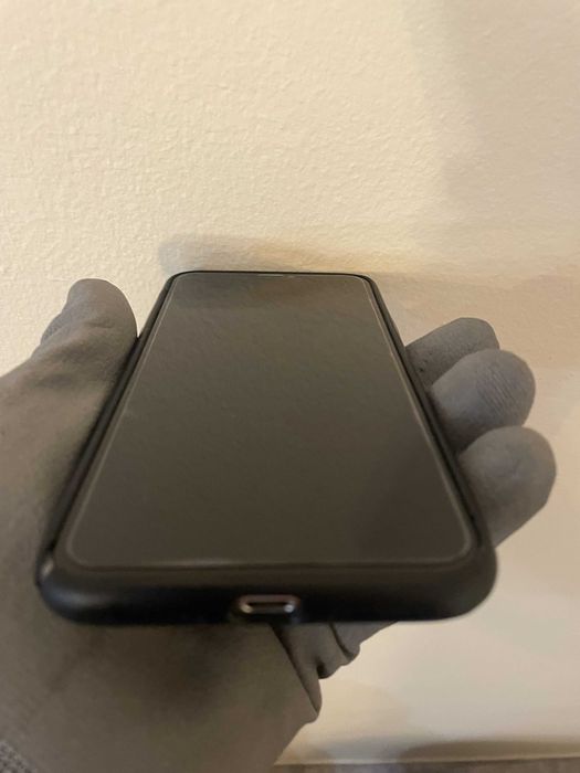 Продавам бял iPhone 11 Pro max 64gb