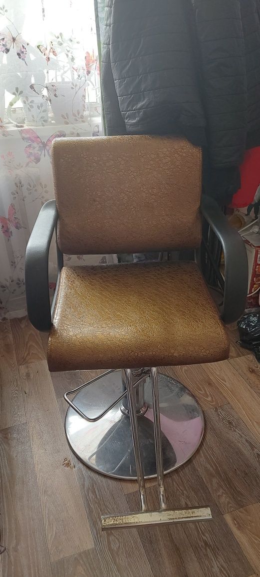 Два парикмахерских кресла, в отличном состоянии.
