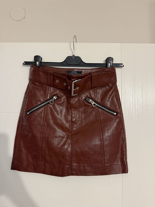 Къса кафява кожена пола Bershka