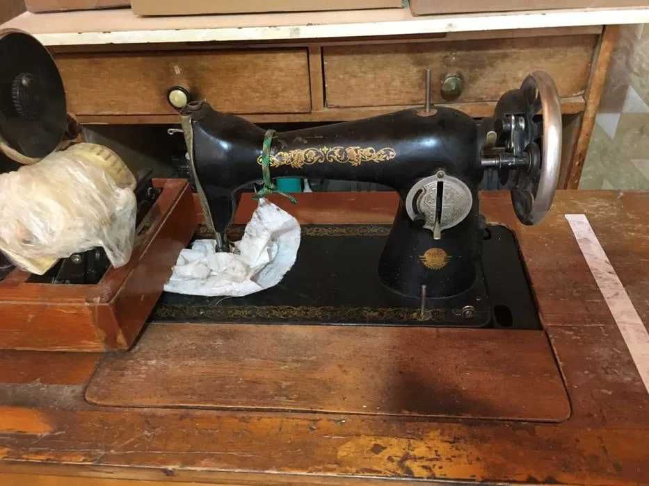 Швейная машинка ножная на чугунных ножках