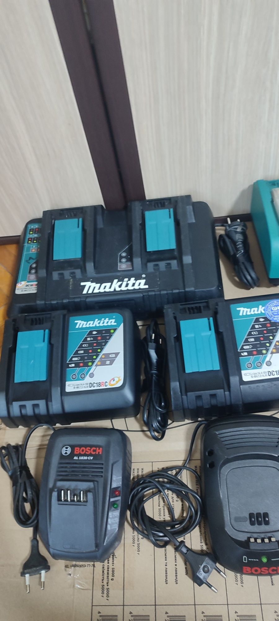 Vând încărcătoare Makita -Bosch