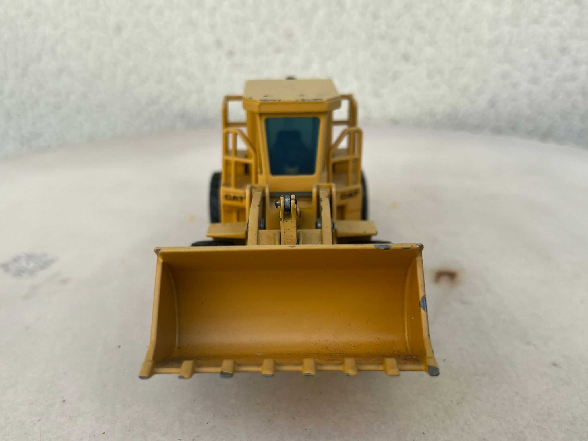 Macheta Utilaj Constructii NZG 1/50 Caterpillar 966D Vola Excavator