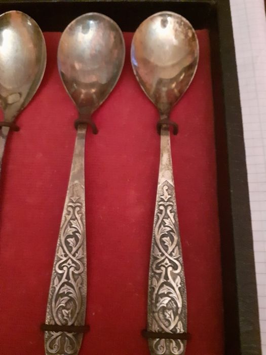 Set de sase linguri în casetă