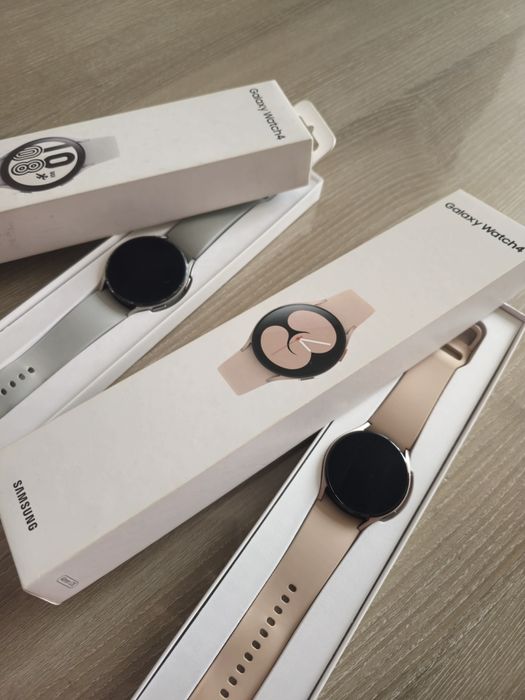 Два часовника Samsung Watch 4