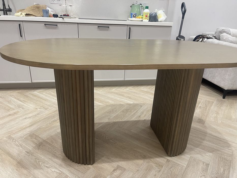 Дизайнерский стол ,новый ,срочно продаю