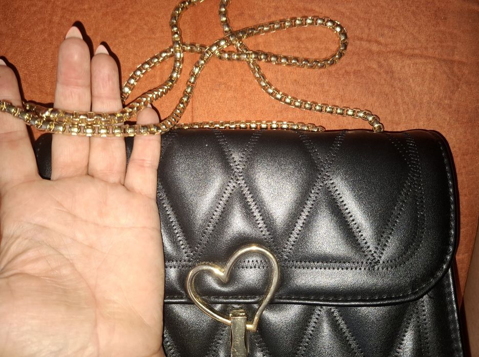 Малка черна чантичка