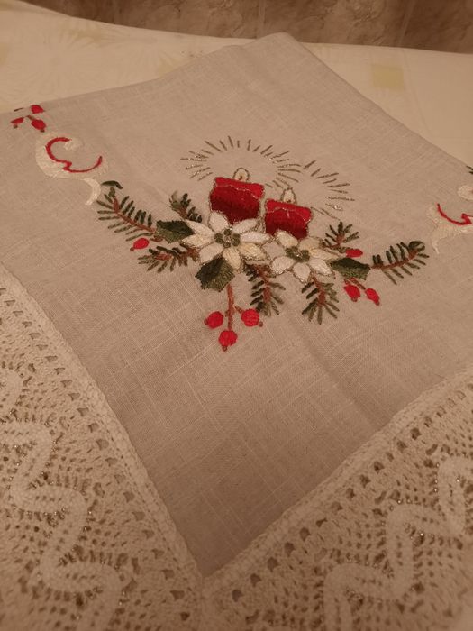 Fata de masa de Crăciun cusuta manual