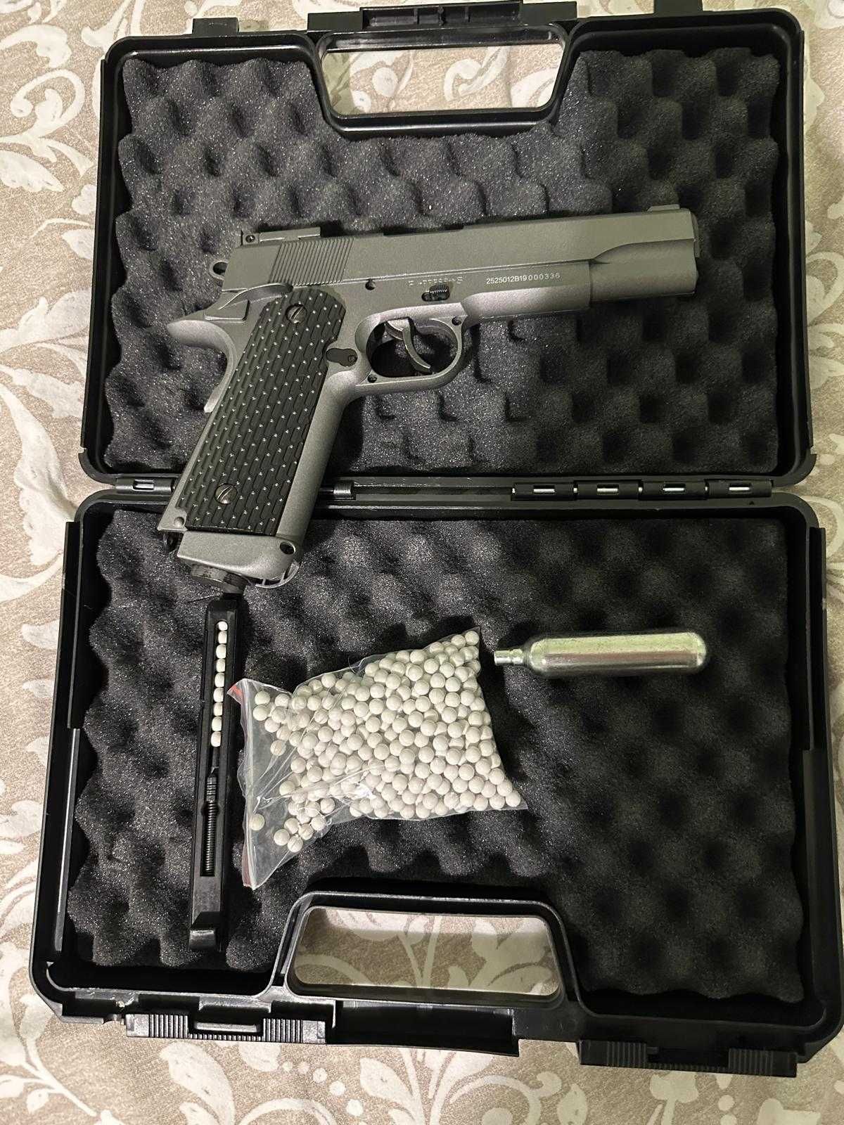 Pachet Pisol Airsoft CO2 - pistol, bile & rezerve CO2