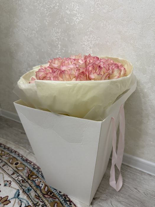 Розовые розы 8000