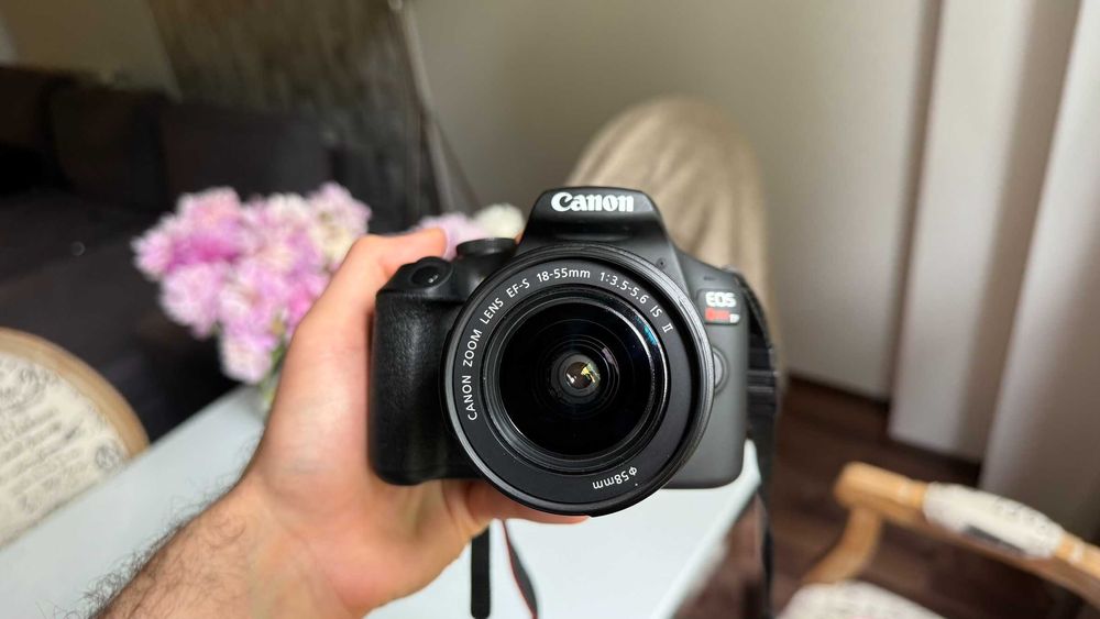 Canon Rebel T7 + obiectiv EF-S 18-55mm IS II + accesorii - nefolosite.