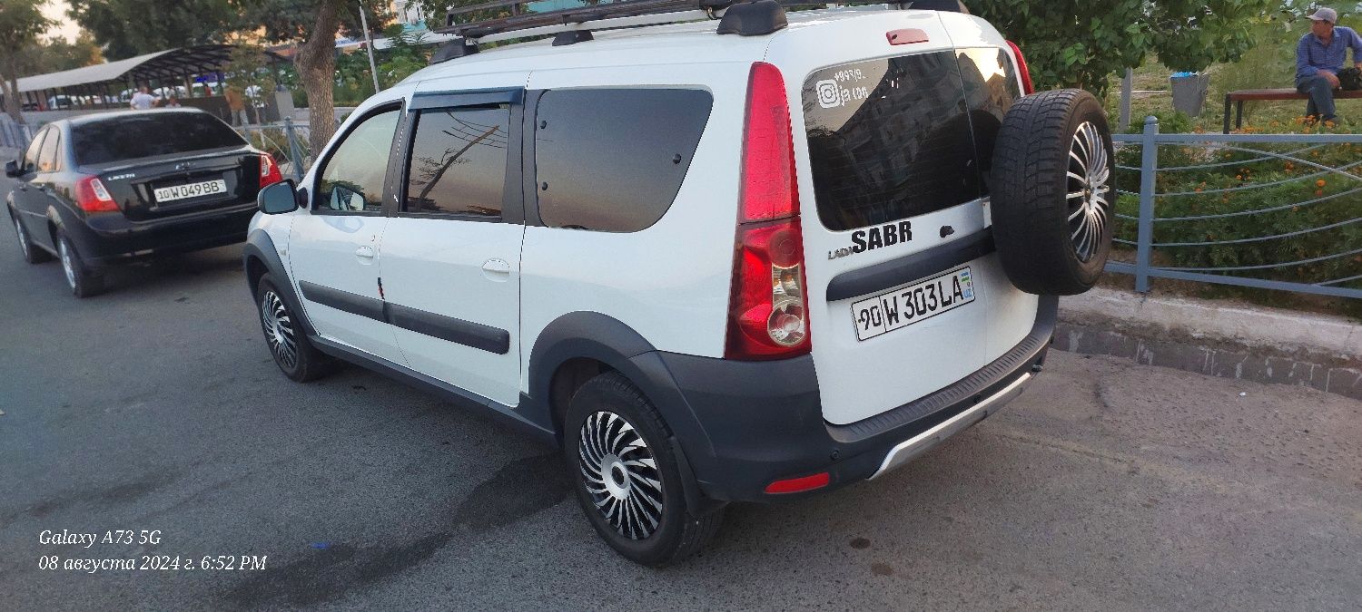 Lada largus cros