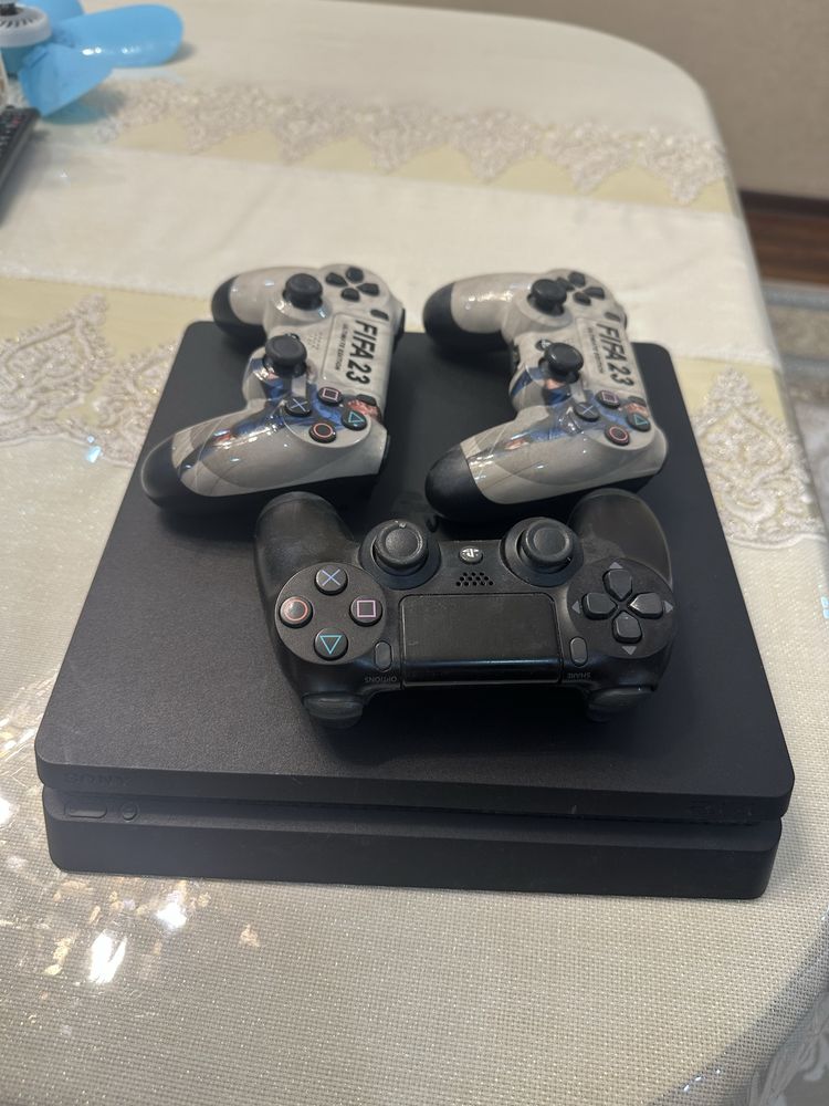 PlayStation 4 Slim, 3 оригинальных джойстика