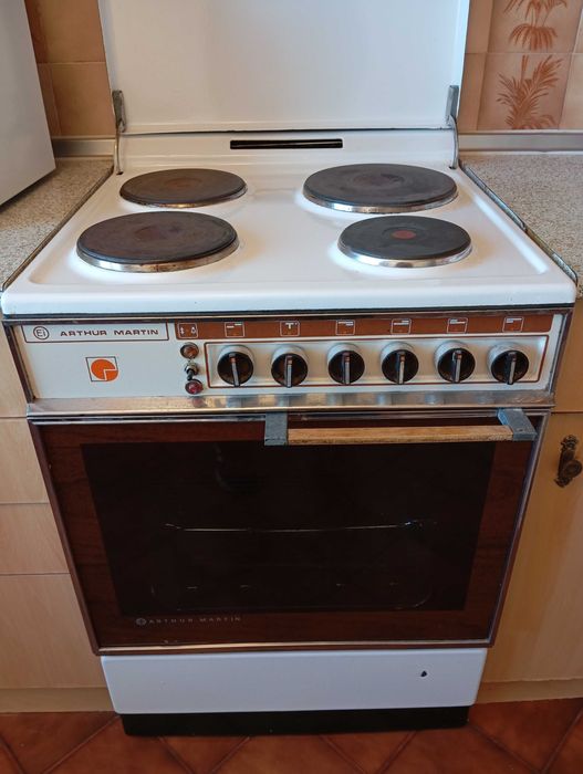 Продавам готварска печка и микров. фурна