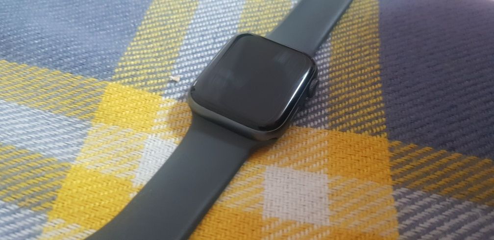 Продам Apple watch 4