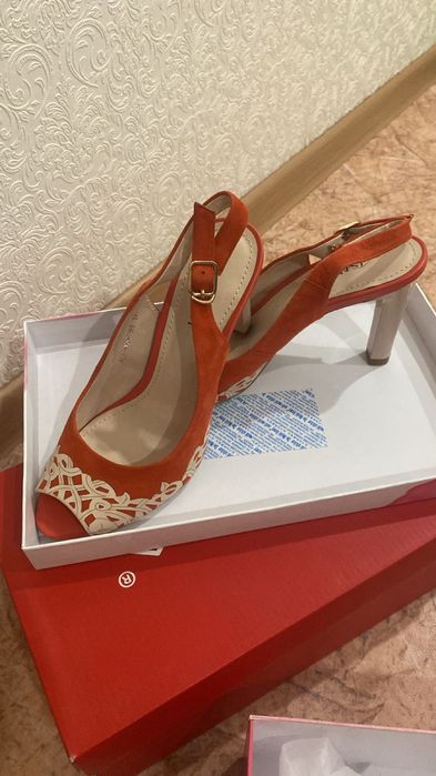 Продам женские туфли