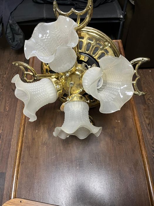 Vând mobila și lustre