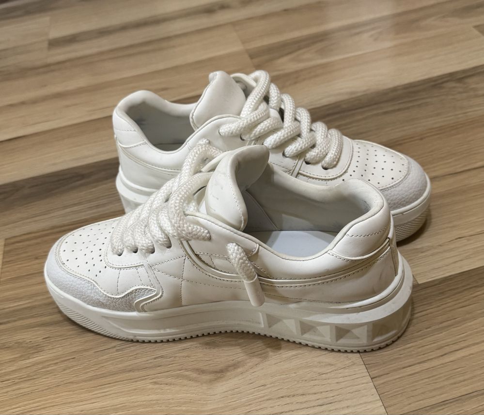 Adidasi Valentino
