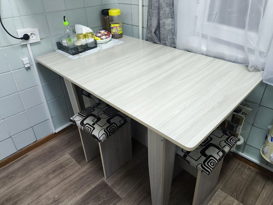 Продам кухонный стол