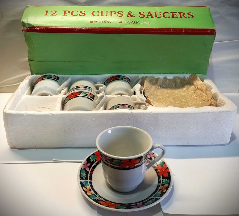 Set de cafea, 6 cescute cu farfurioare din portelan alb (40 - 35 lei)