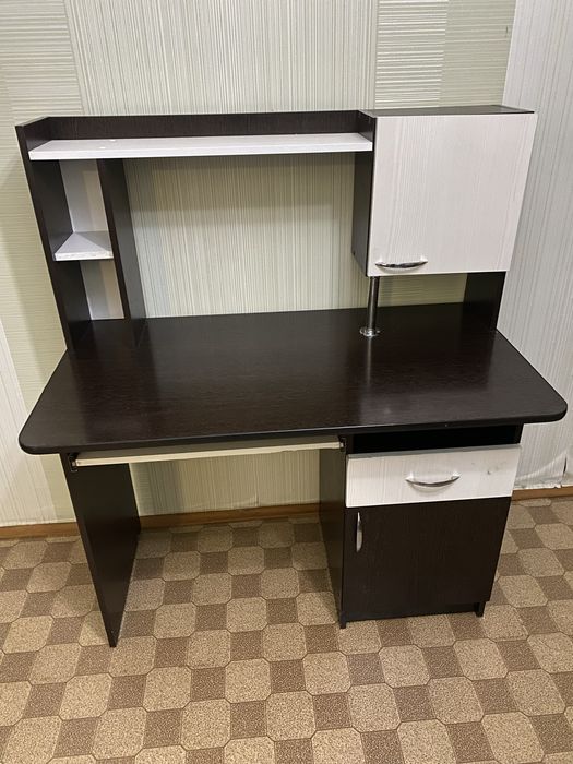 Продам компьютерный стол