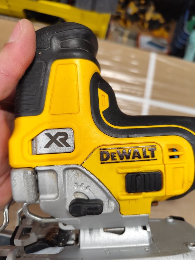 Като НОВО акумулаторен прободен трион зеге Девалт DeWALT DCS335