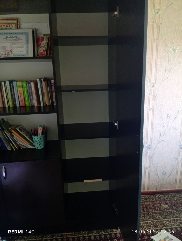 Kitob javoni.Книжныф шкаф