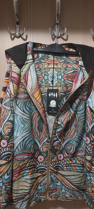 Jacheta cu gluga, noua cu eticheta,deosebita, fabricata in Italia