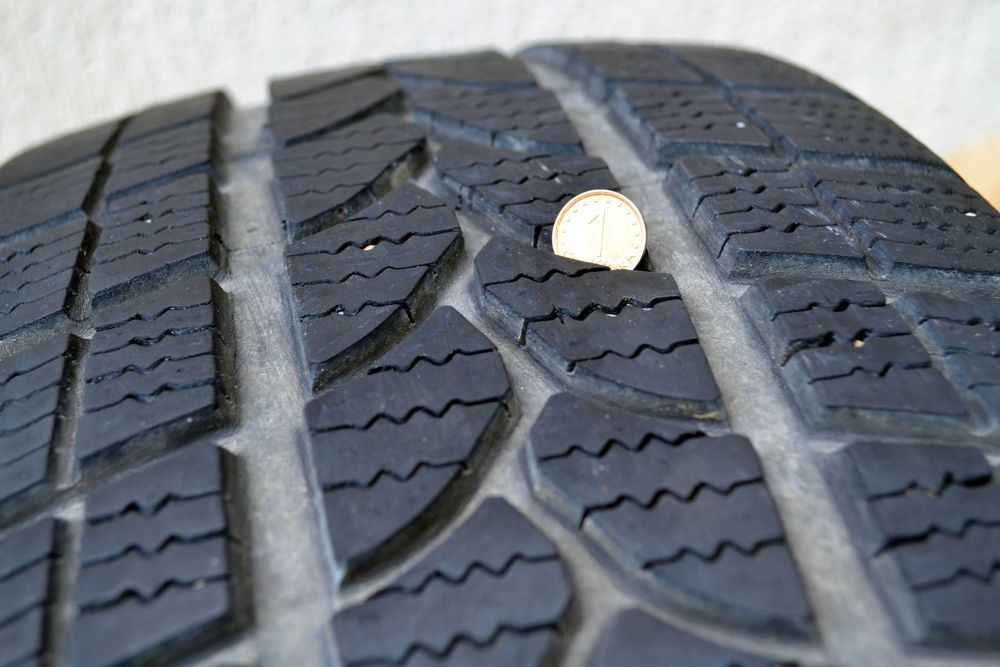 Зимните гуми Зимните гуми не са нови. 235/55/17  четири бр..