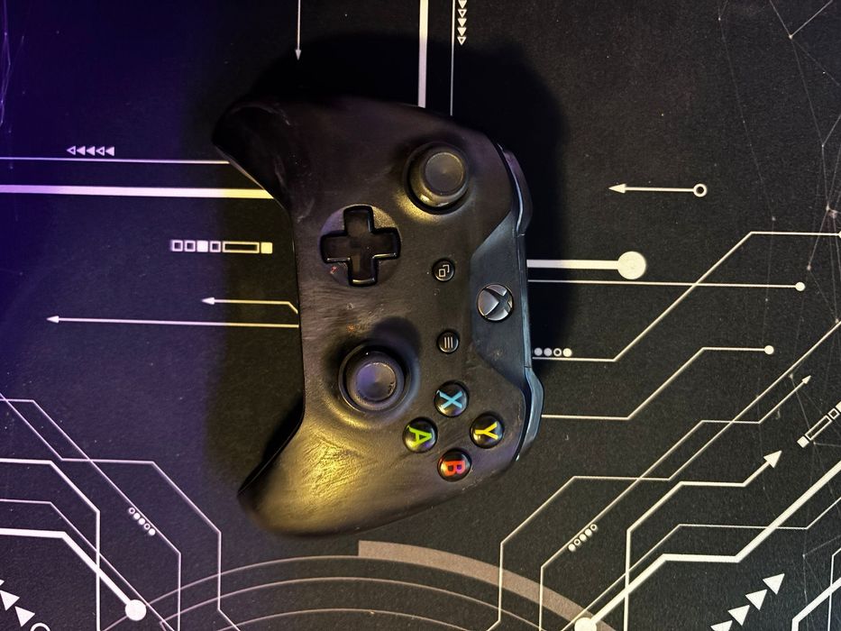 Xbox one x 1tb spațiu  2 controlere fără fir