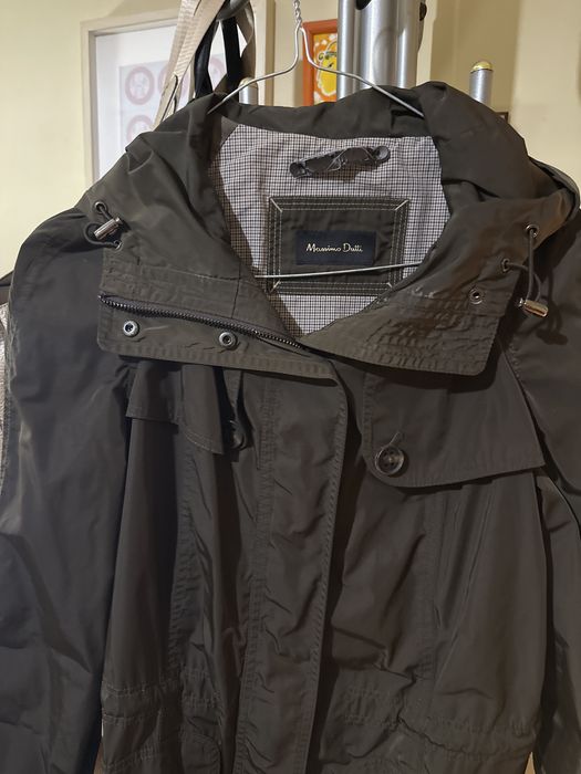 Класически модел в кафяво дълго яке на Masimmo Dutti. Стилно